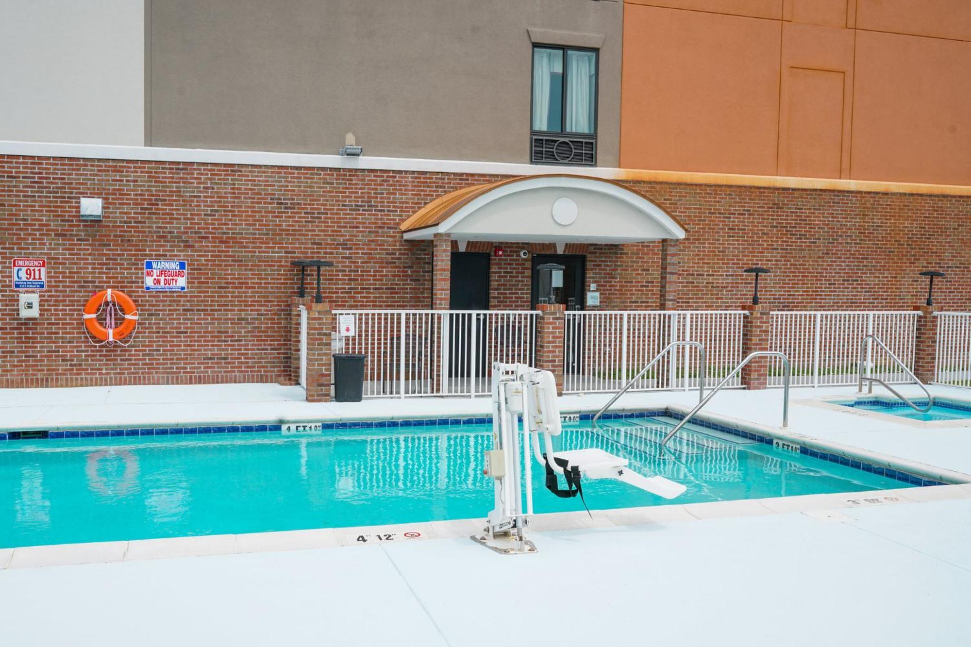 Holiday Inn Express Hotel & Suites Hope Mills-Fayetteville Airport By Ihg Exterior foto